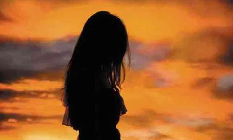 Xin lỗi... anh đã là quá khứ của em